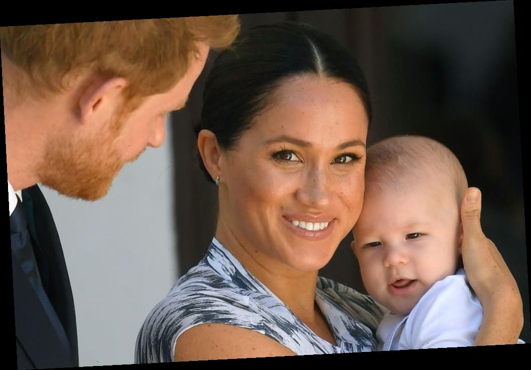 Meghan Markle Slammed For Awkwardly Holding Archie In A Baby Carrier During Their Walk Poor Archie Showcelnews Com